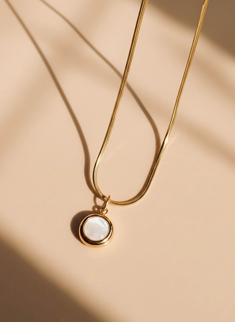 Luna Glow – White Pearl & Gold Necklace