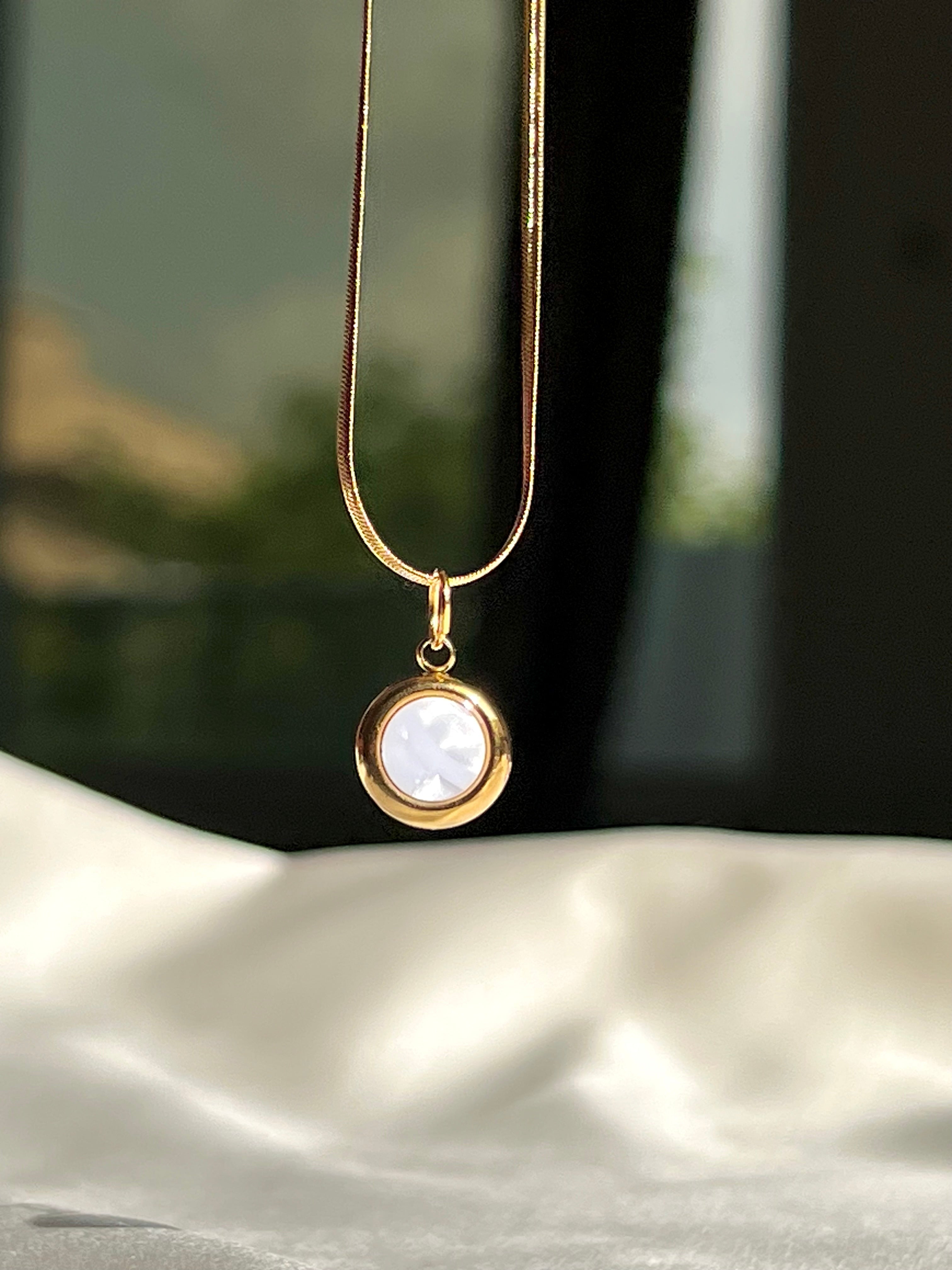 Luna Glow – White Pearl & Gold Necklace
