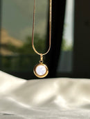 Luna Glow – White Pearl & Gold Necklace