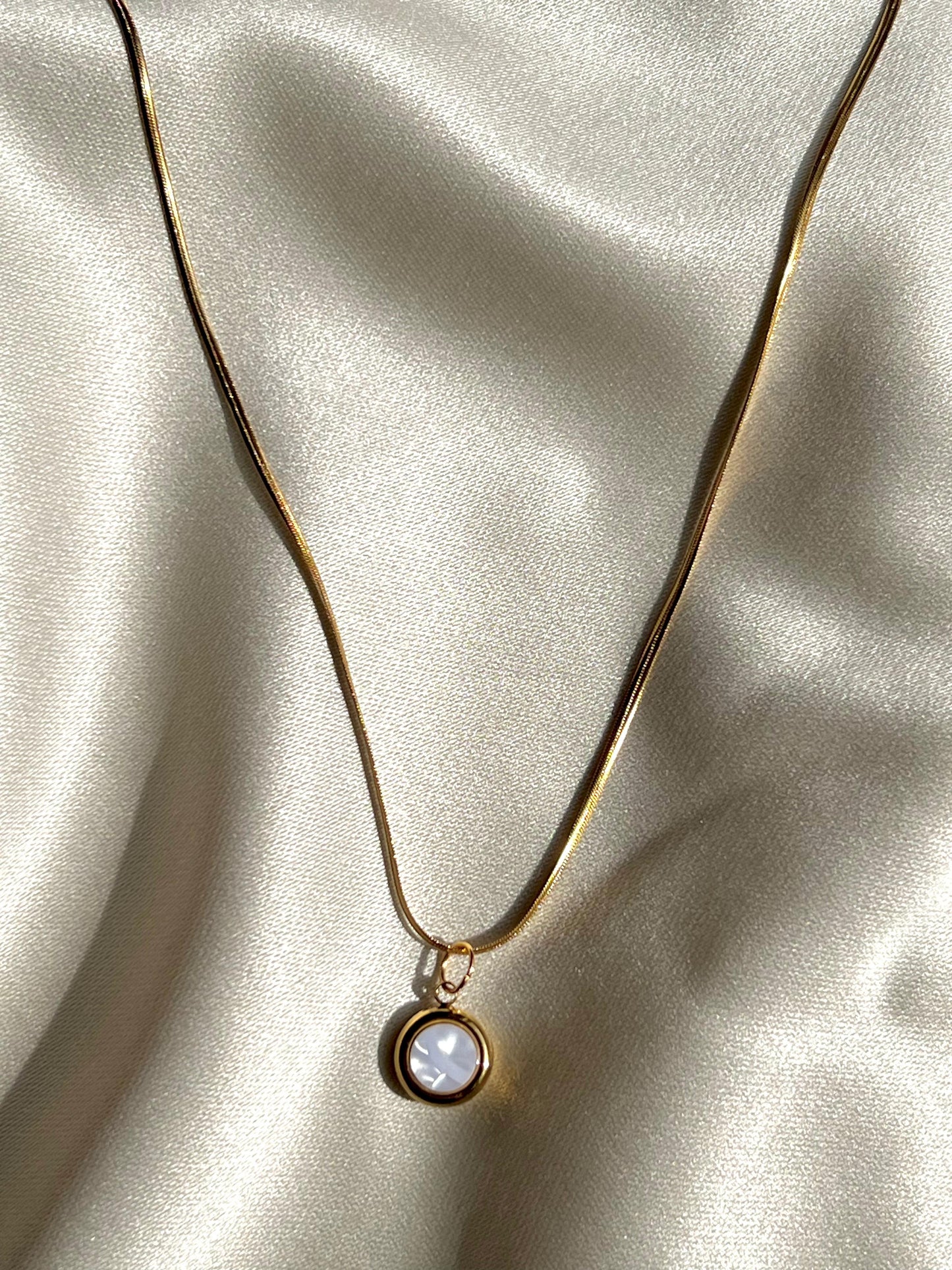 Luna Glow – White Pearl & Gold Necklace