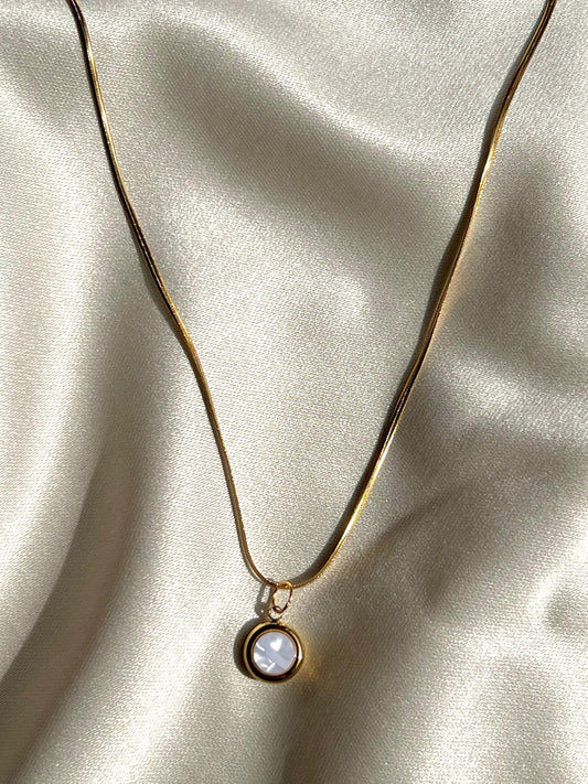 Luna Glow – White Pearl & Gold Necklace